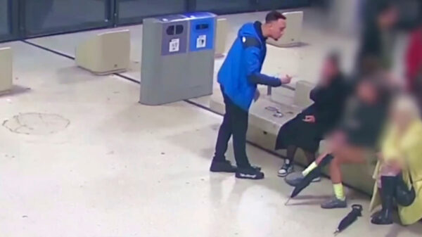 Man mishandelt vrouw die hem op zijn agressieve gedrag aanspreekt op Amsterdam Centraal
