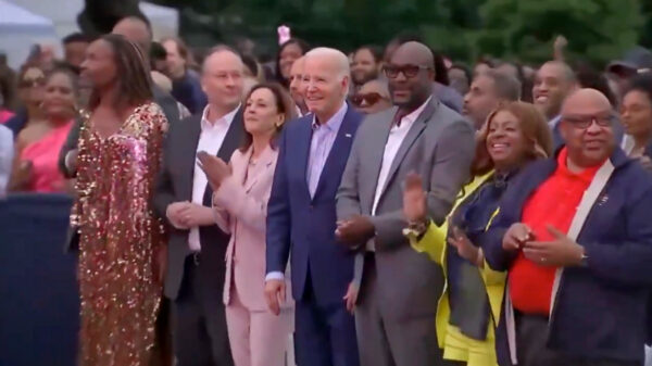 Joe Biden krijgt de zoveelste vastloper tijdens een publiek optreden
