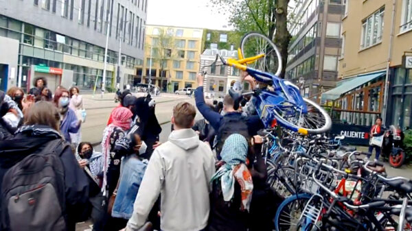 Automobilist geeft gas en fietser wurmt zich door demonstratie van pro-Palestijnen in Amsterdam