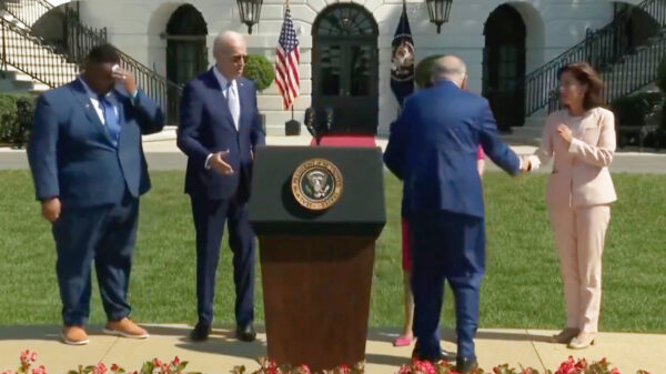 Bizar: Joe Biden vergeet binnen 3 seconden dat hij iemand een hand heeft gegeven