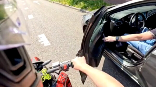 Zwolse rechercheur is niet gediend van toeterende motorrijder en houdt hem staande
