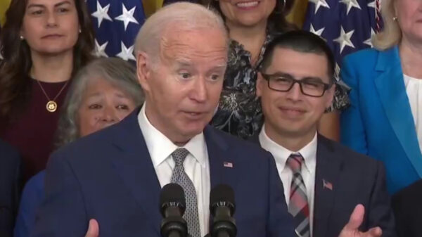Joe Biden lijkt weer eens volledig vast te lopen tijdens speech in het Witte Huis