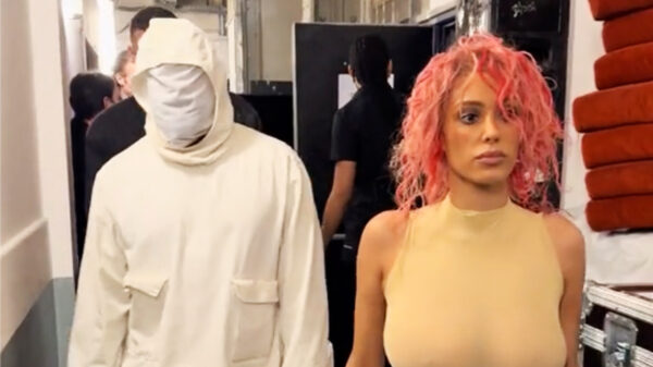Kanye West en Bianca Censori verschijnen in bizarre outfits op de Paris Fashion Week