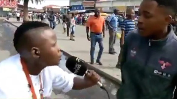 Zuid-Afrikaanse verslaggeefster is zelfs door rubber kogels niet van haar stuk te brengen