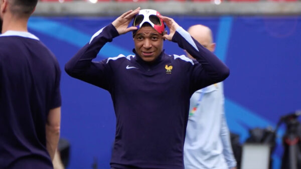 Mbappé loopt te stuntelen met z'n gezichtsmasker op de laatste training van Frankrijk
