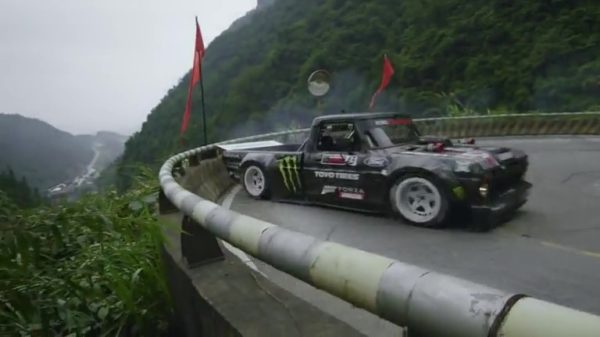 Ken Block drift er op los op China's gevaarlijkste weg tijdens Climbkhana