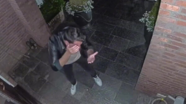 Jan Smit ramt keihard met zijn hoofd tegen hekje als hij 's nachts thuiskomt