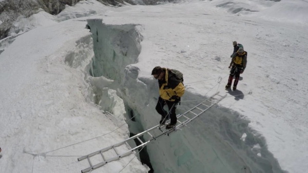Een kloof op de Mount Everest oversteken doe je met twee aan elkaar geknutselde ladders