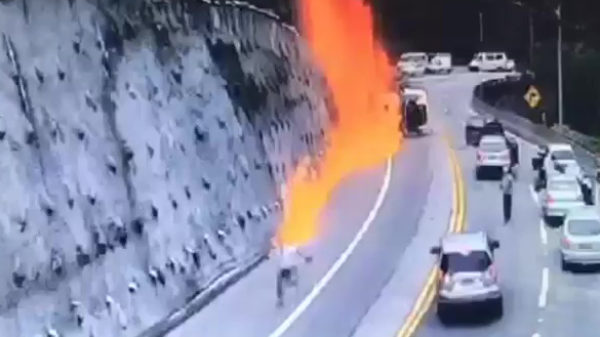 Braziliaanse tankwagen vliegt uit de bocht en explodeert tegen bergwand