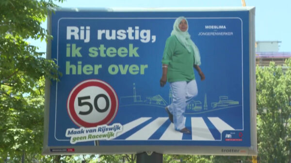 Ophef en boze mensen in Rijswijk vanwege vrouw met hoofddoek op verkeersbord