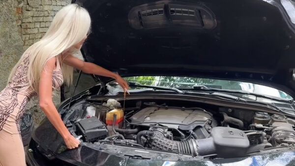 Anastasia demonstreert hoe je het oliepeil van je auto controleert