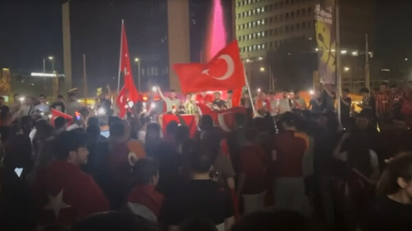 Hele grote blij en tüterende Turken nadat Turkije zich plaatst voor achtste finale EK