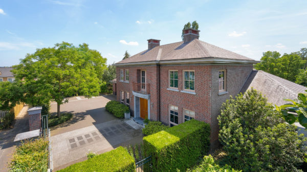 Vanuit je slaapkamer zo het zwembad in, in deze villa in Herten kan het