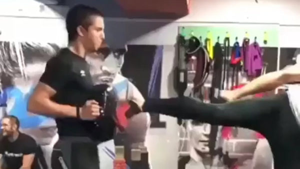 Kerel klinkt voortaan als Marc-Marie Huijbregts nadat hij tegen zijn strot wordt getrapt