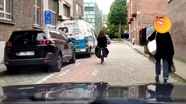 Voetganger in Gent vertikt het om op de stoep te lopen en kijkt geïrriteerd naar dashcammer