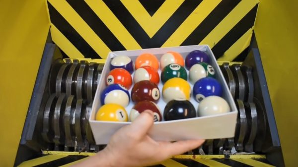 Schredder wordt aan het werk gezet en krijgt van alles naar binnen geduwd