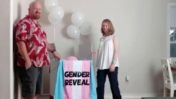Harold en zijn vrouw organiseren 20 jaar na dato opnieuw een gender reveal-feestje