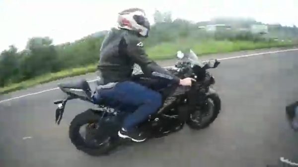 Stoere bikerboy doet poging tot wheelie maar gaat vol op zijn plaat
