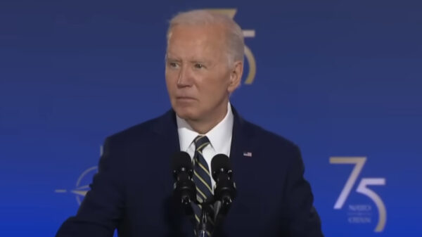 Biden maakt extreem pijnlijke uitglijder over iemands vrouw tijdens NAVO-toespraak