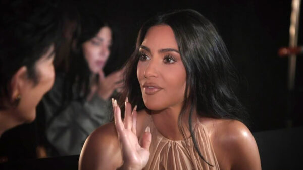 Kim Kardashian onthult dat ze "zalmsperma" laat injecteren om er jonger uit te zien