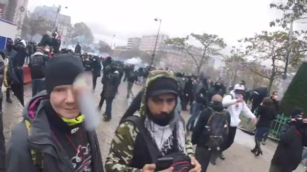 Geel hesje krijgt een traangasgranaat vol tegen zijn oog geschoten