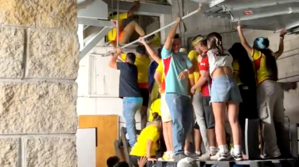 Colombiaanse fans klimmen in luchtventilatie om finale van de Copa América te zien