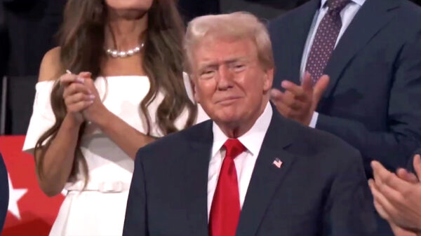 Donald Trump zichtbaar geëmotioneerd tijdens zijn eerste publieke optreden na de aanslag