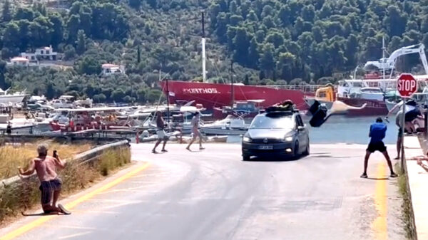 Opstijgend vliegtuig blaast dakkoffer van geparkeerde auto bij Griekse landingsbaan