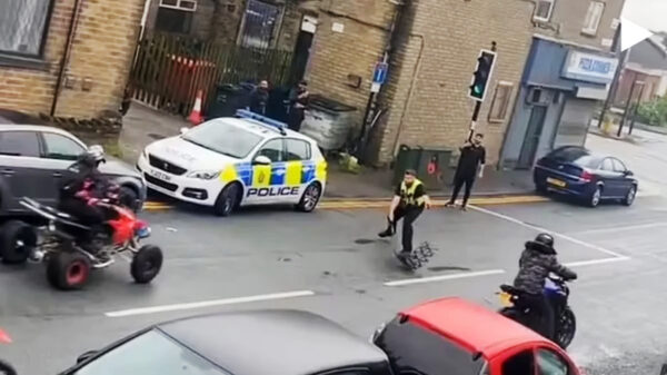 Engelse agent werkt bendelid in Bradford naar de grond nadat hij omver wordt gereden