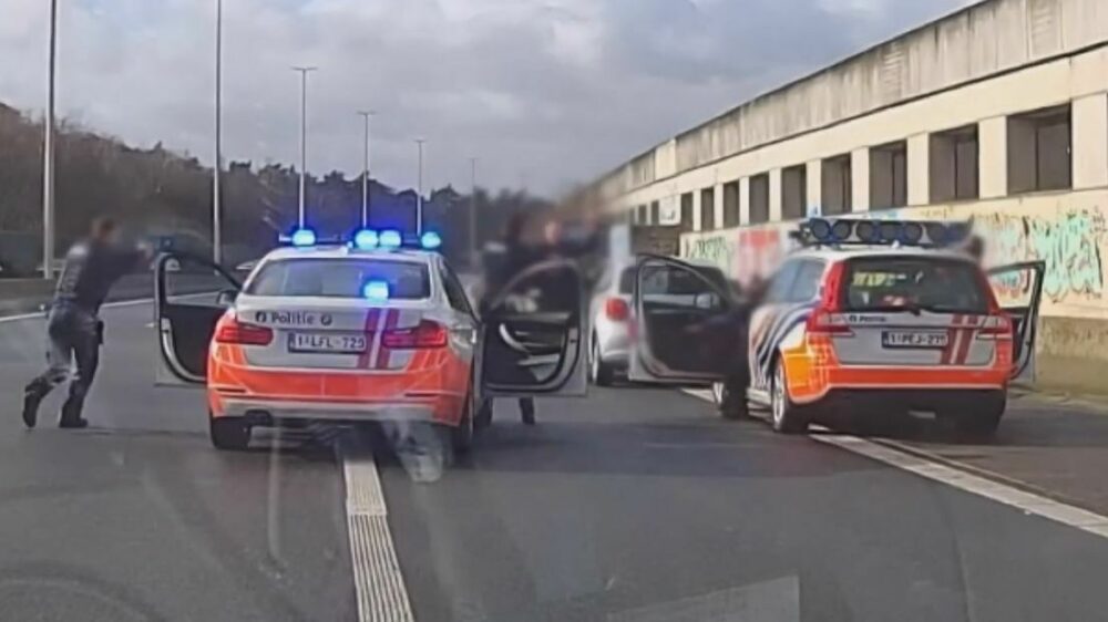 Een 32-jarige man vlucht nadat hij zijn ex-vriendin heeft neergestoken in Delft en er ontstaat een wilde achtervolging: “Negeer het stopbord!”