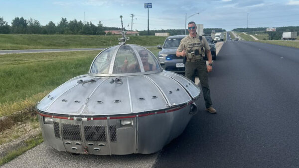 Rijdende ufo wordt op weg naar Roswell door de politie aangehouden