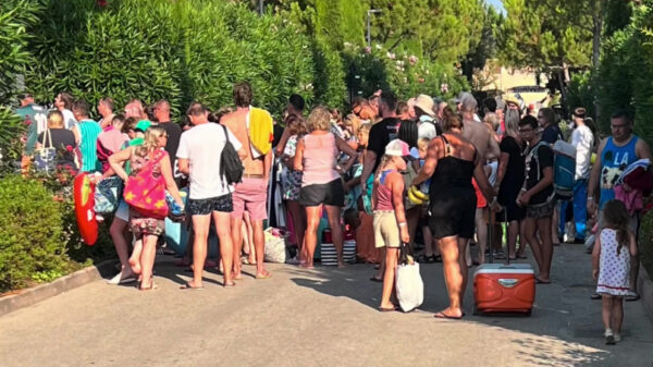 Iedereen in de startblokken voor de handdoekenrace op een camping aan het Gardameer