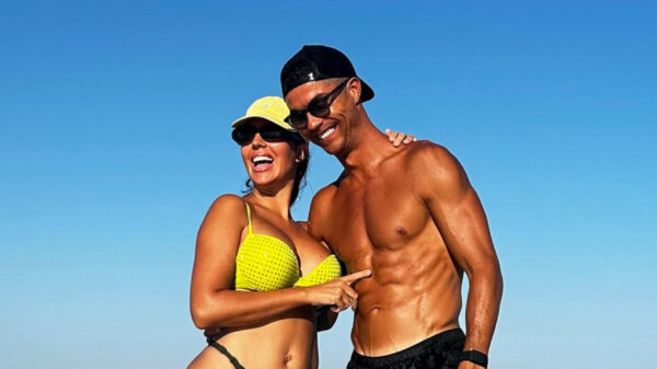 Cristiano Ronaldo geniet met zijn bloedmooie vrouw van de zon in Saudi-Arabië