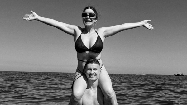 Victoria Koblenko "valt buren lastig" met topless bommetjes in het zwembad in Santorini