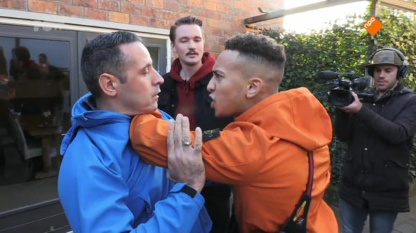 Slotenmaker "Jan-Willem" is een oplichter en gaat volledig uit z'n sleutel tegen Dennis en Bram