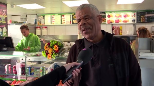 Powned gaat op bezoek bij Edsel, de snackbar-eindbaas die een gewapende overvaller naar buiten gooide