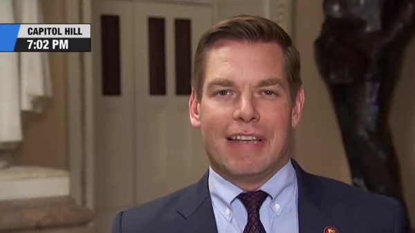 Tijdens een live interview over Trump kun je als politicus best een knetterharde scheet laten