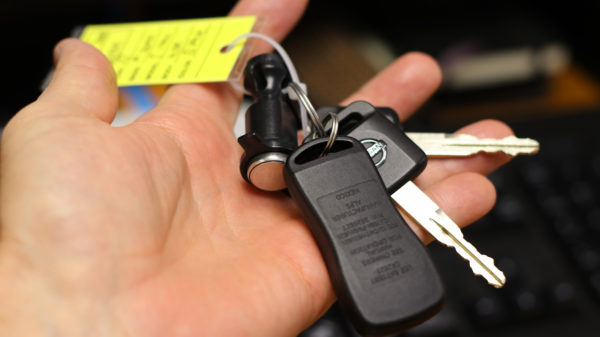 Speltip 597: trek nooit de sleutel uit een hardrijdende auto