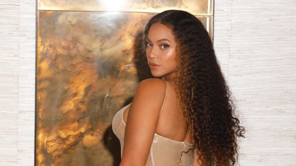 Beyoncé gaat een avondje stappen in haar "nude" jurk en flappentasje