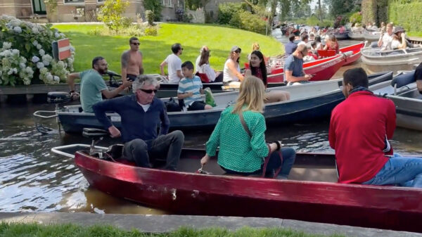 In Giethoorn is het weer complete chaos dankzij domme toeristen in bootjes