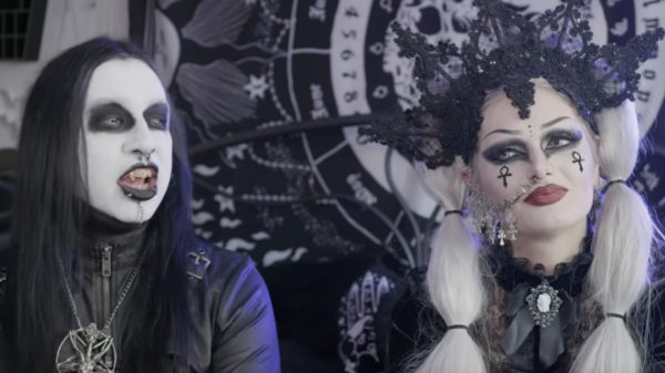 Gezellig stelletje verkleedt zich elke dag als vampiers