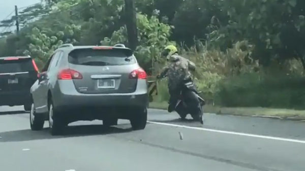 Automobilist rijdt vol op motortokkie in als hij zijn raam probeert in te slaan
