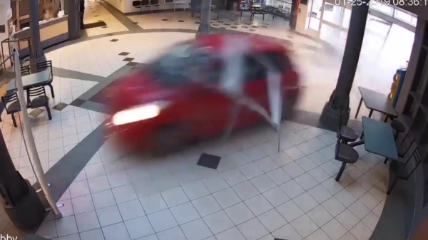 Autootje knalt dwars door winkelcentrum en ramt winkel