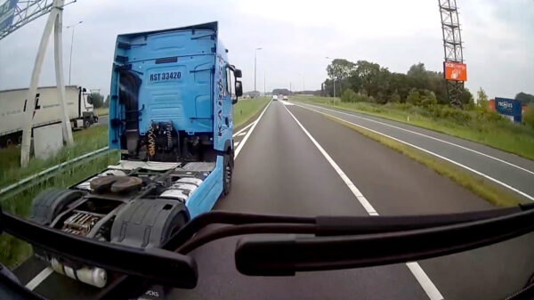 Instant karma voor chauffeur die op de A16 levensgevaarlijk inhaalt via het verdrijvingsvlak