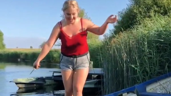 Blondje komt net wat te kort