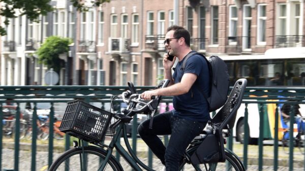 Appen tijdens het fietsen? Da's dan 95 euro alsjeblieft!