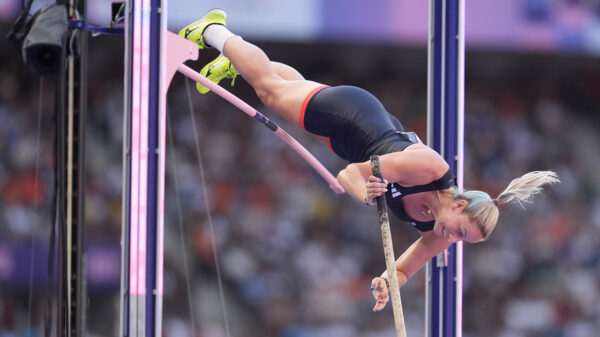 Britse polsstokspringster landt tijdens Olympische Spelen bijna op een cameraman