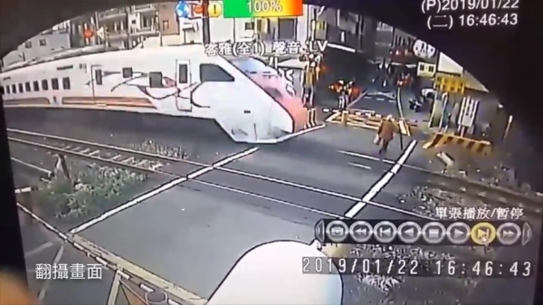 Taiwanees omaatje weet ternauwernood een aanstormende trein te ontwijken