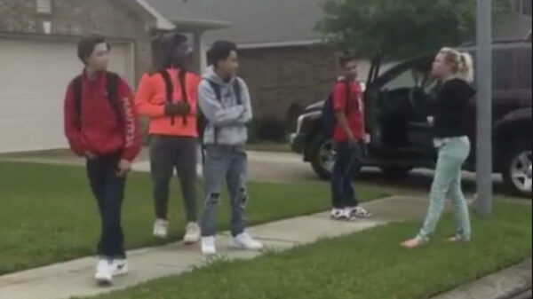 Boze moeder gaat full retard op een groepje schooljongens