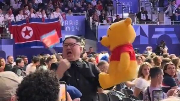 Man verkleedt zich als Kim Jong-un bij de Olympische Spelen voor het oog van Noord-Koreanen